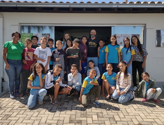 api-modulos/fotos/img/galeria_cat_culturais_493/493/13508/VISITA GUIADA POR GUSTAVO, ESCOLA MUNICIPAL PEDRO MOREIRA, ESQ-DIR - PROF. DELIANA, SIMONE E LILIANA, 12.11.2025 (11).jpg